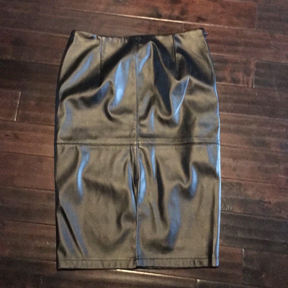 Fitted pleather skirt front slit